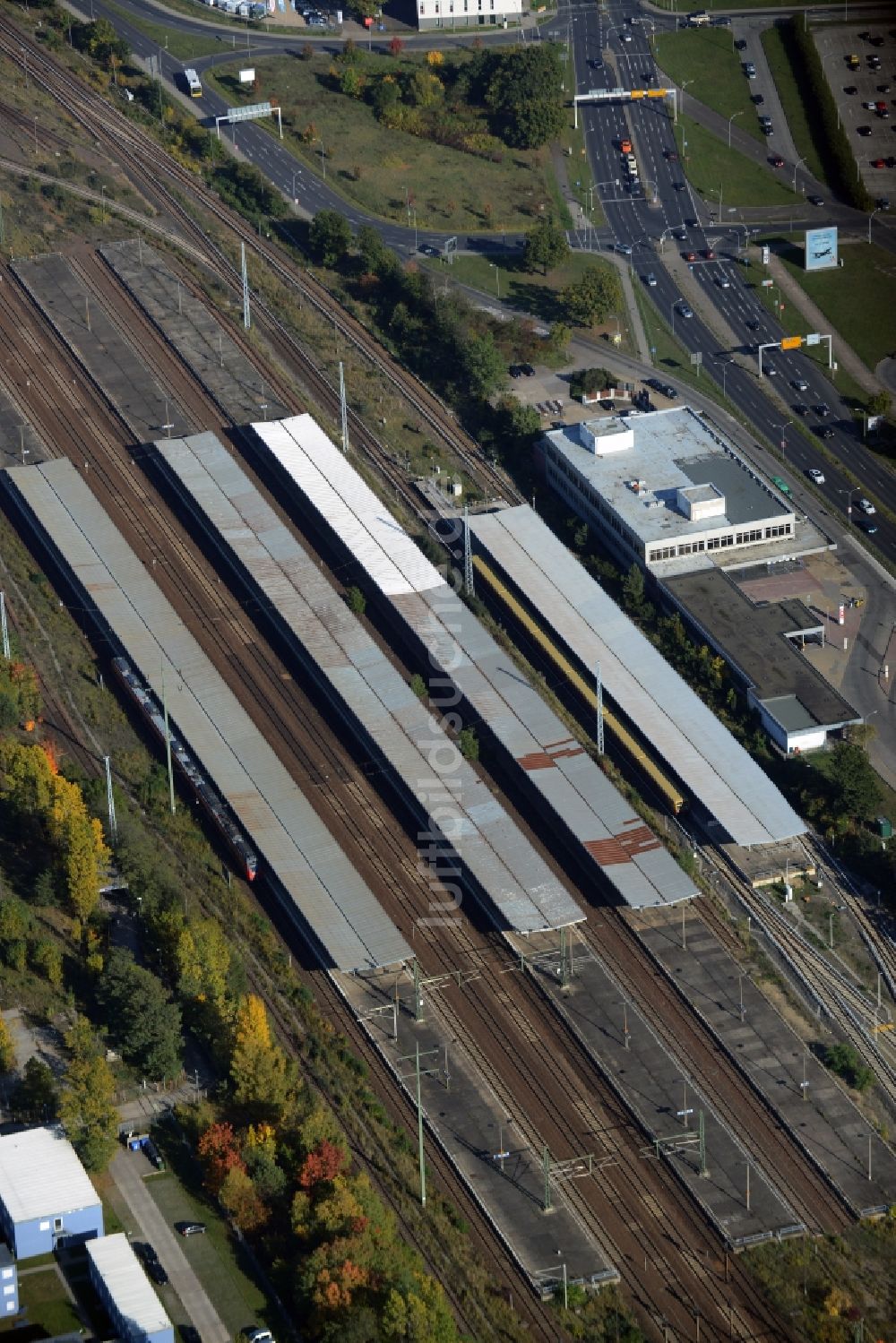 Luftaufnahme Schönefeld - Bahnhofsgebäude und Gleisanlagen des S-Bahnhofes in Schönefeld im Bundesland Brandenburg