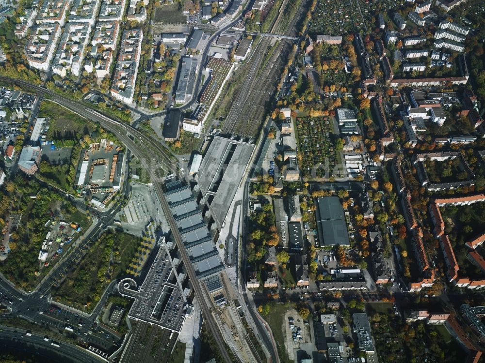 Berlin aus der Vogelperspektive: Bahnhofsgebäude und Gleisanlagen des S-Bahnhofes Südkreuz in Berlin