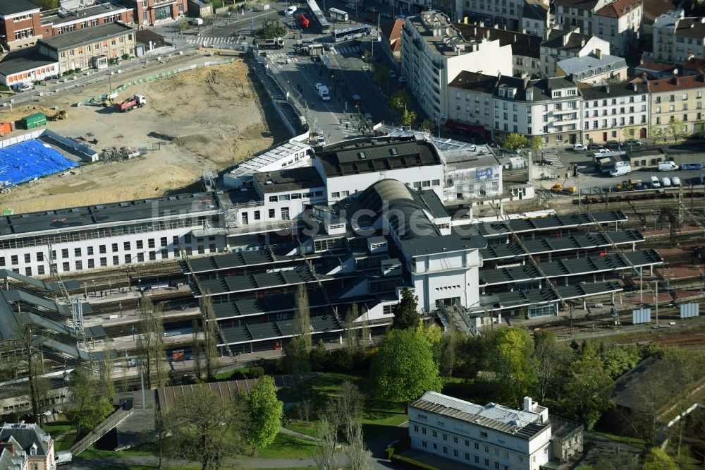 Versailles aus der Vogelperspektive: Bahnhofsgebäude und Gleisanlagen des S-Bahnhofes Versailles - Chantiers in Versailles in Ile-de-France, Frankreich