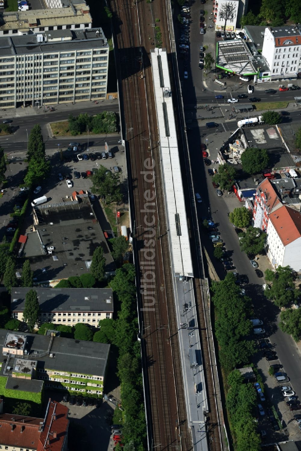 Luftbild Berlin - Bahnhofsgebäude und Gleisanlagen des S-Bahnhofes Wedding im Stadtteil Wedding in Berlin