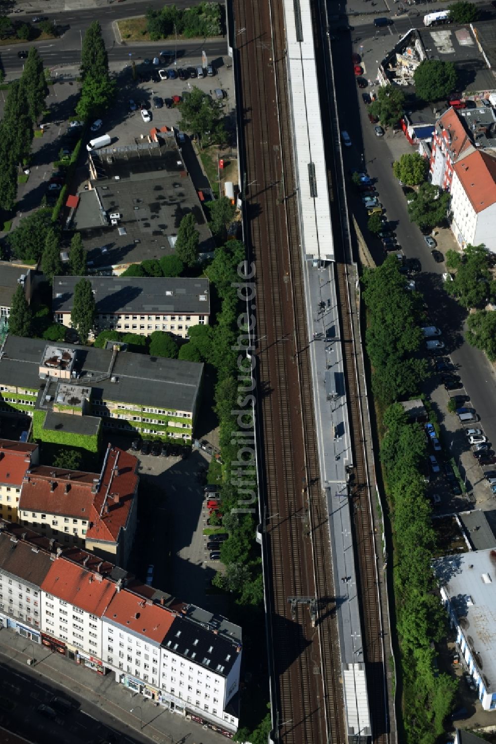 Luftaufnahme Berlin - Bahnhofsgebäude und Gleisanlagen des S-Bahnhofes Wedding im Stadtteil Wedding in Berlin