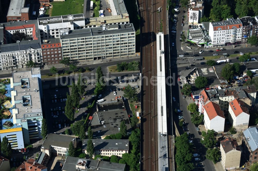 Berlin von oben - Bahnhofsgebäude und Gleisanlagen des S-Bahnhofes Wedding im Stadtteil Wedding in Berlin