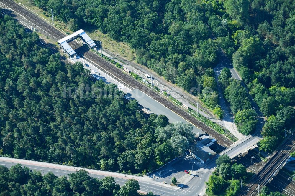 Berlin von oben - Bahnhofsgebäude und Gleisanlagen des S-Bahnhofes Wuhlheide im Ortsteil Köpenick in Berlin, Deutschland