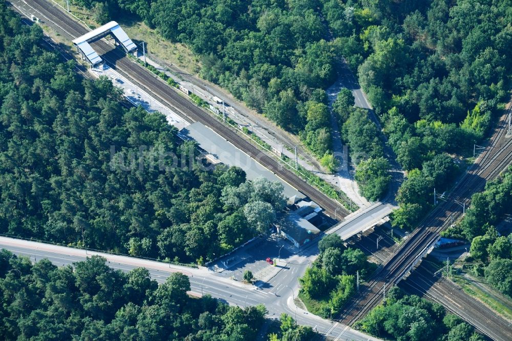 Berlin aus der Vogelperspektive: Bahnhofsgebäude und Gleisanlagen des S-Bahnhofes Wuhlheide im Ortsteil Köpenick in Berlin, Deutschland