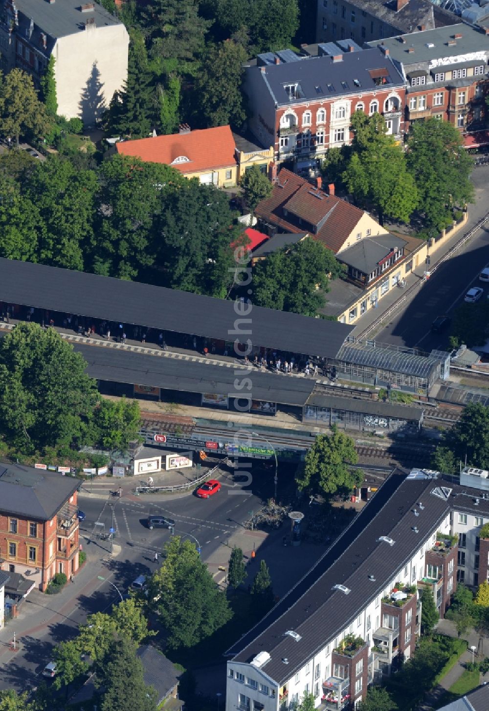 Berlin aus der Vogelperspektive: Bahnhofsgebäude und Gleisanlagen des S-Bahnhofes in Zehlendorf in Berlin