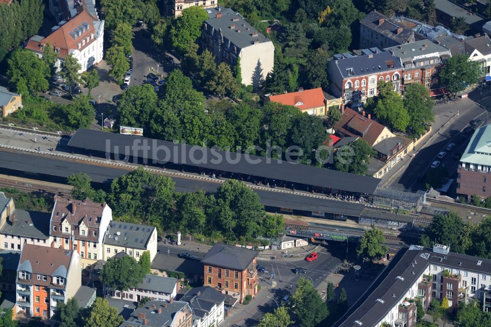 Luftaufnahme Berlin - Bahnhofsgebäude und Gleisanlagen des S-Bahnhofes in Zehlendorf in Berlin