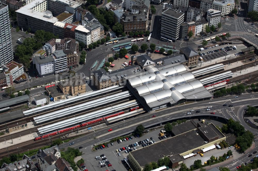 Mainz von oben - Bahnhofsgebäude und Gleisanlagen des Hauptbahnhof der Deutschen Bahn in Mainz im Bundesland Rheinland-Pfalz