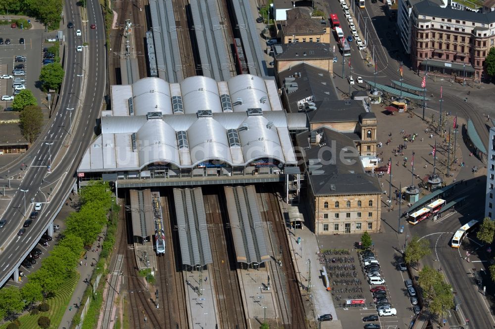 Mainz aus der Vogelperspektive: Bahnhofsgebäude und Gleisanlagen des Hauptbahnhof der Deutschen Bahn in Mainz im Bundesland Rheinland-Pfalz