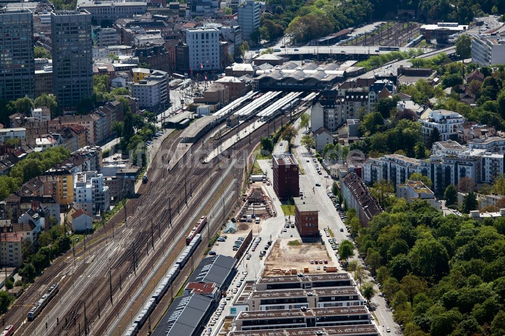 Luftbild Mainz - Bahnhofsgebäude und Gleisanlagen des Hauptbahnhof der Deutschen Bahn in Mainz im Bundesland Rheinland-Pfalz