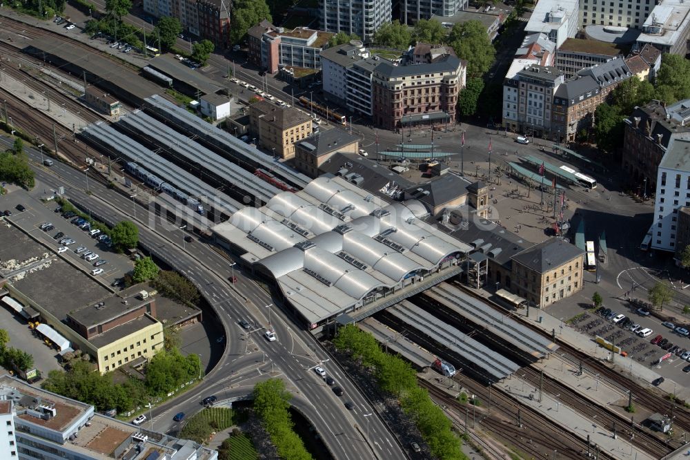 Luftaufnahme Mainz - Bahnhofsgebäude und Gleisanlagen des Hauptbahnhof der Deutschen Bahn in Mainz im Bundesland Rheinland-Pfalz