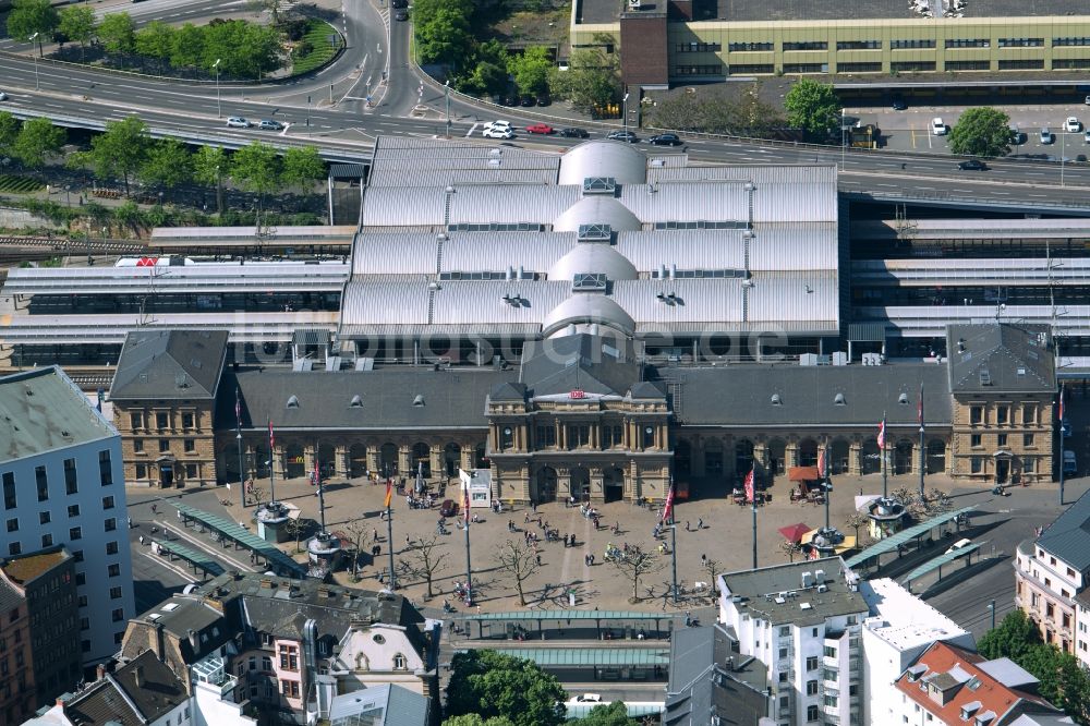 Mainz von oben - Bahnhofsgebäude und Gleisanlagen des Hauptbahnhof der Deutschen Bahn in Mainz im Bundesland Rheinland-Pfalz