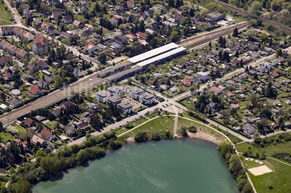 Luftaufnahme Berlin - Bahnhofsgebäude und Gleisanlagen des Metro- U-Bahnhofes Biesdorf-Süd in Berlin, Deutschland