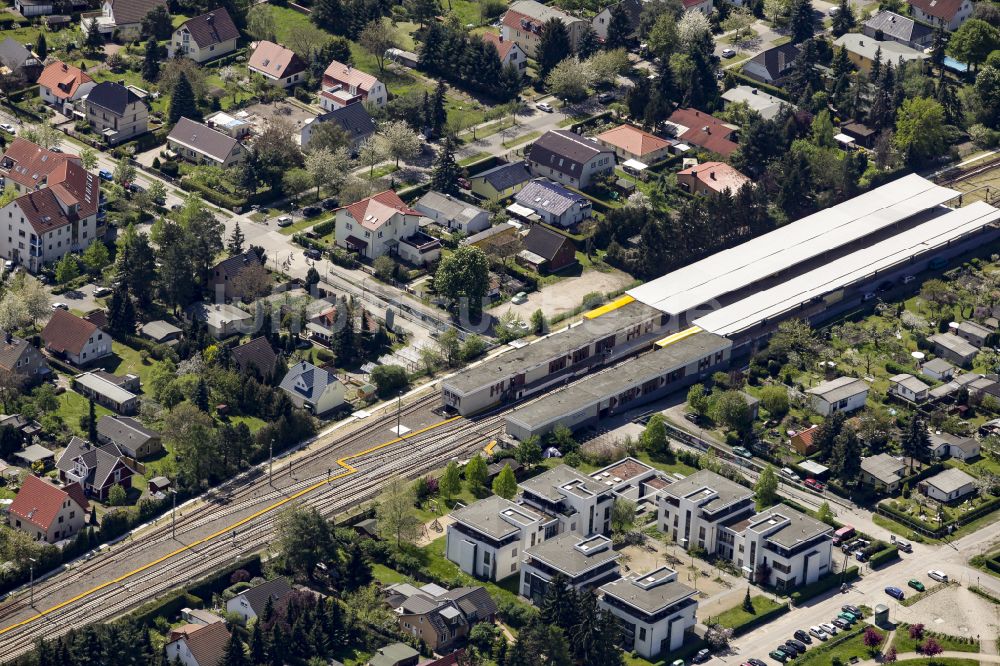 Berlin von oben - Bahnhofsgebäude und Gleisanlagen des Metro- U-Bahnhofes Biesdorf-Süd in Berlin, Deutschland