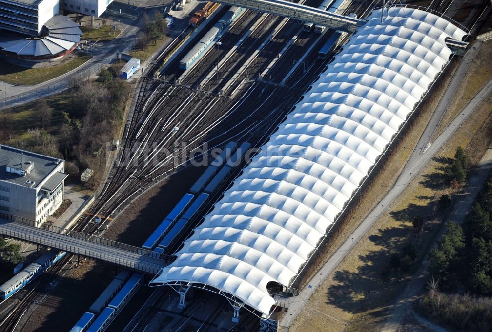 München aus der Vogelperspektive: Bahnhofsgebäude und Gleisanlagen des Metro- U-Bahnhofes Fröttmaning im Ortsteil Schwabing-Freimann in München im Bundesland Bayern, Deutschland