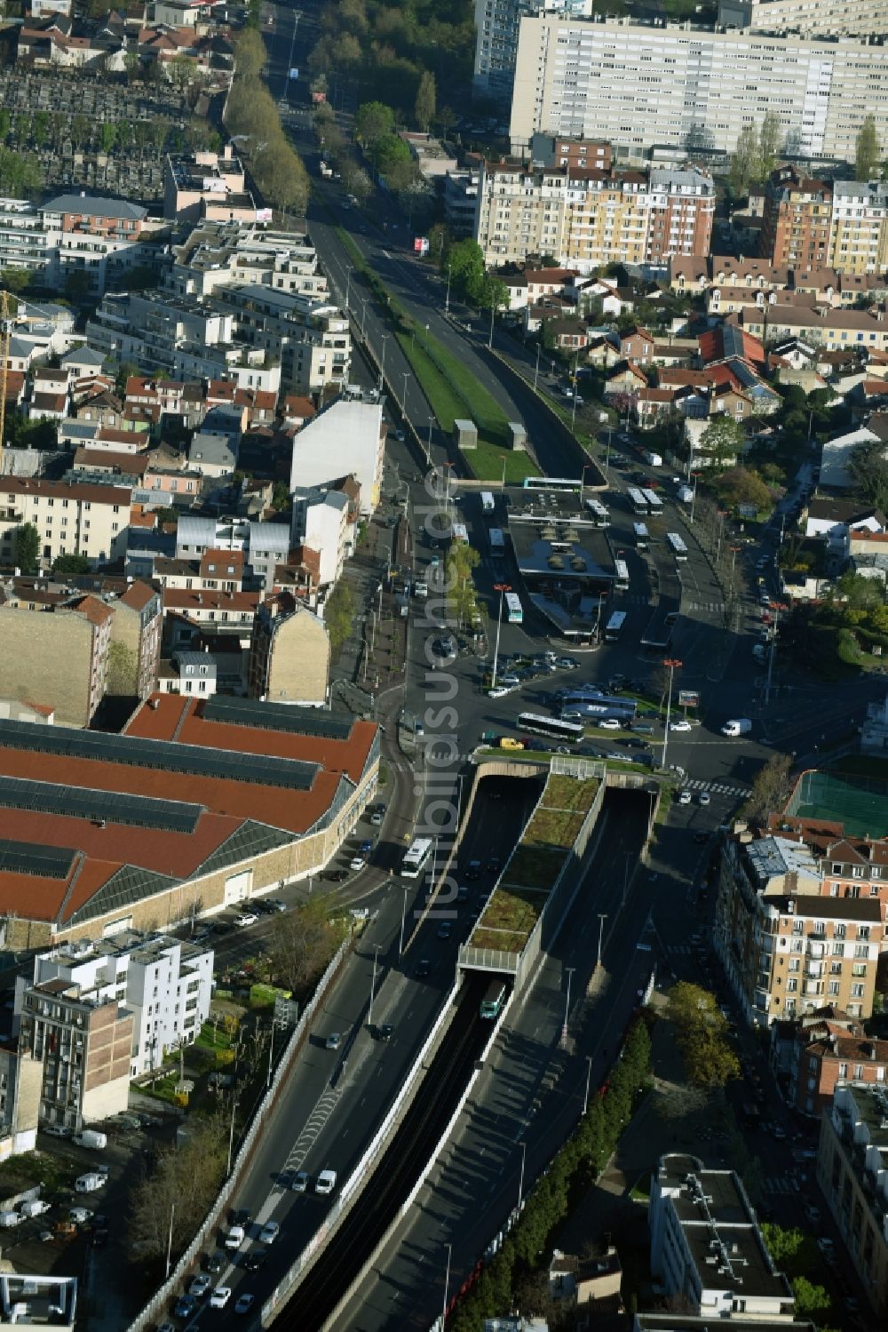 Luftaufnahme Paris - Bahnhofsgebäude und Gleisanlagen des Metro- U-Bahnhofes Gabriel Peri Asnieres Gennevilliers in Paris in Ile-de-France, Frankreich