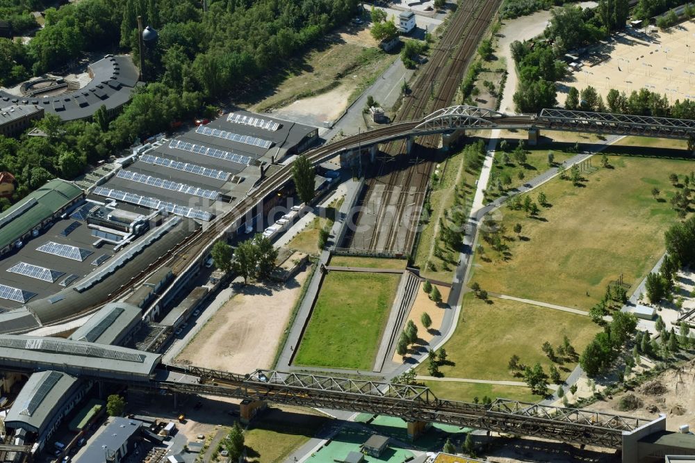 Luftbild Berlin - Bahnhofsgebäude und Gleisanlagen des Metro- U-Bahnhofes Gleisdreieck in Berlin, Deutschland