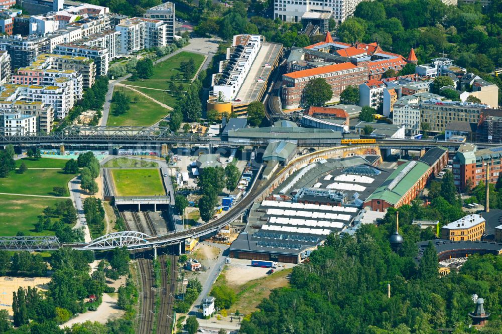 Luftbild Berlin - Bahnhofsgebäude und Gleisanlagen des Metro- U-Bahnhofes Gleisdreieck in Berlin, Deutschland