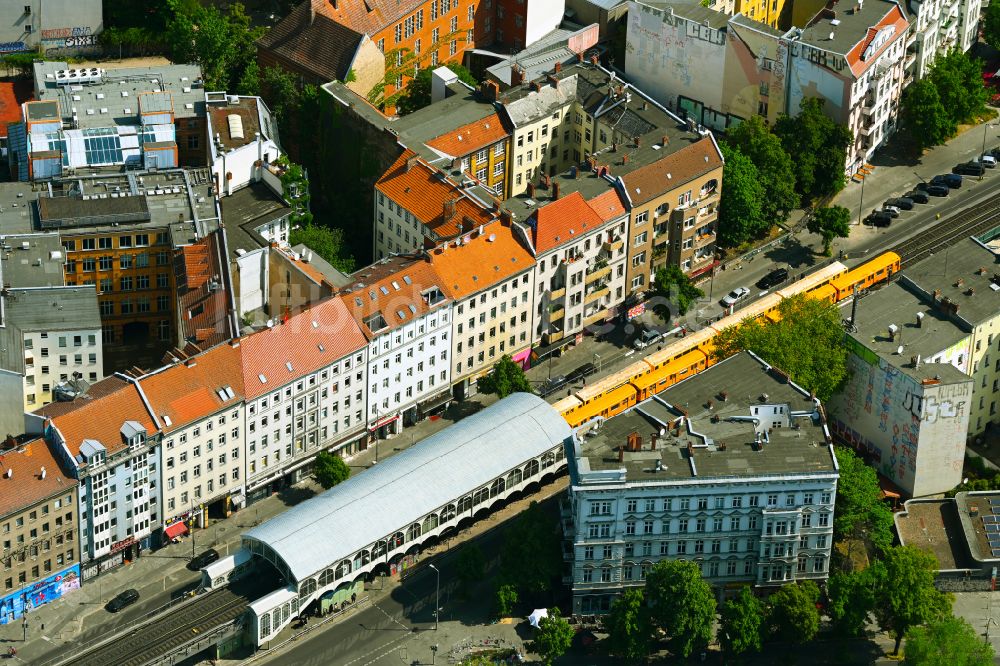 Luftaufnahme Berlin - Bahnhofsgebäude und Gleisanlagen des Metro- U-Bahnhofes Görlitzer Bahnhof in Berlin, Deutschland