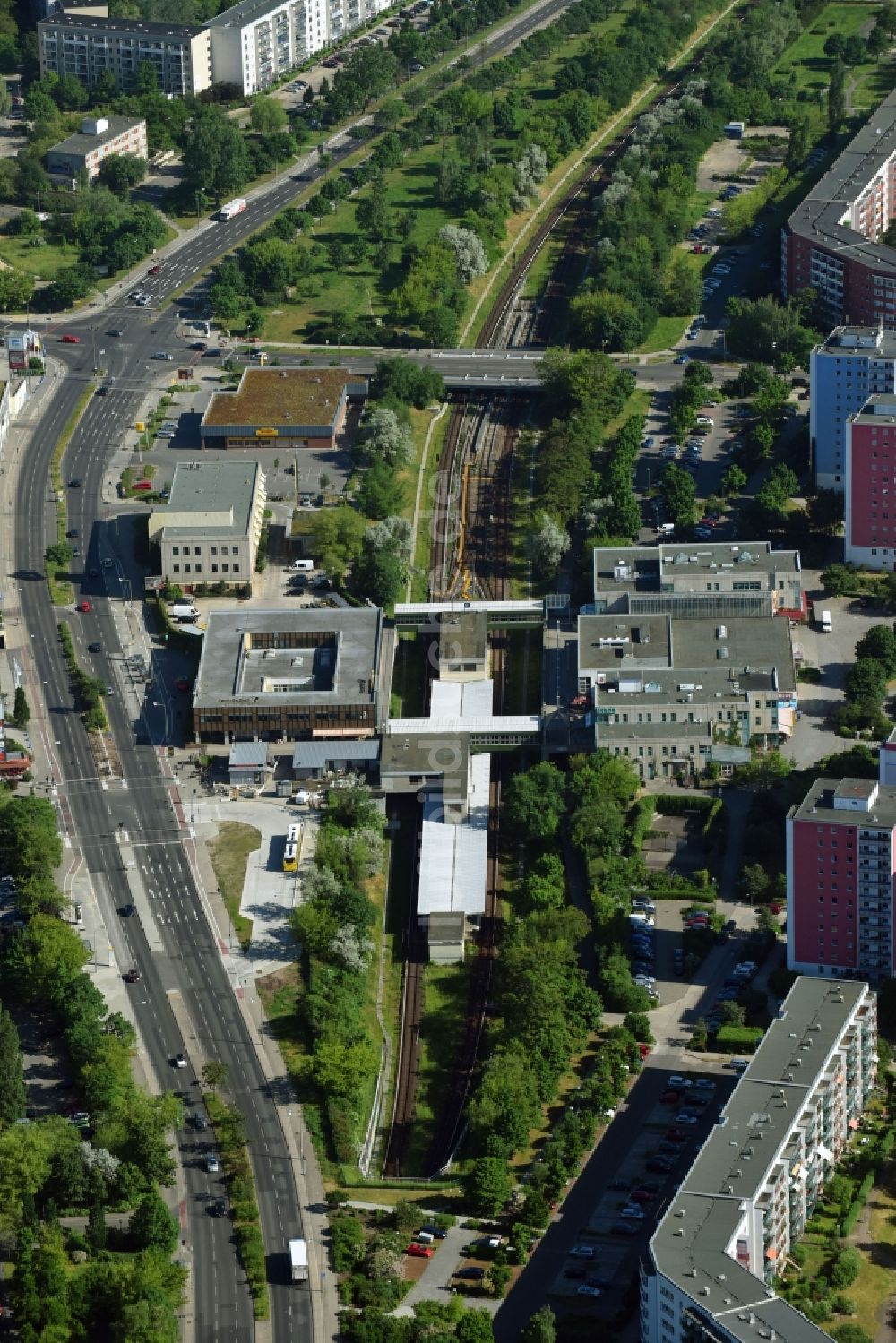 Berlin von oben - Bahnhofsgebäude und Gleisanlagen des Metro- U-Bahnhofes Kaulsdorf-Nord im Ortsteil Bezirk Marzahn-Hellersdorf in Berlin