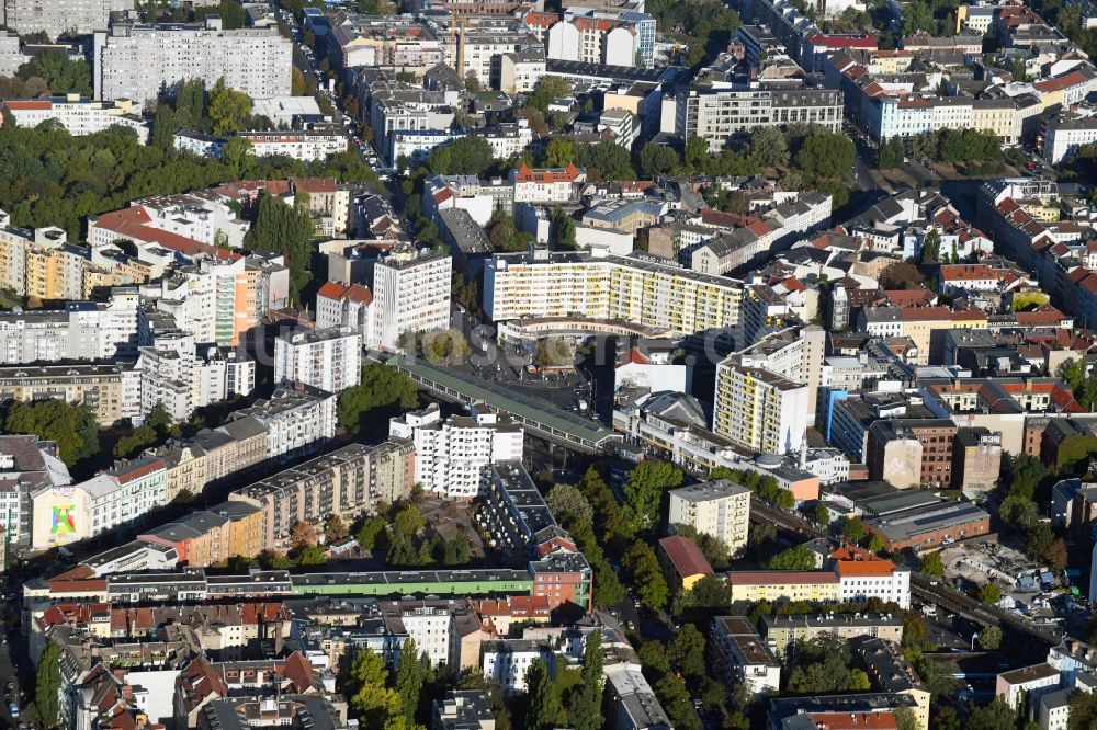 Berlin von oben - Bahnhofsgebäude und Gleisanlagen des Metro- U-Bahnhofes Kottbusser Tor im Ortsteil Kreuzberg in Berlin, Deutschland