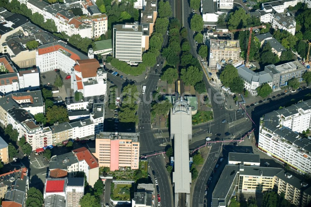 Luftaufnahme Berlin - Bahnhofsgebäude und Gleisanlagen des Metro- U-Bahnhofes Nollendorfplatz in Berlin, Deutschland