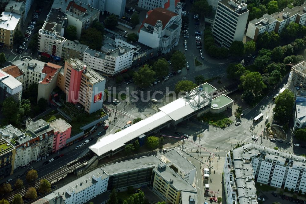 Berlin aus der Vogelperspektive: Bahnhofsgebäude und Gleisanlagen des Metro- U-Bahnhofes Nollendorfplatz in Berlin, Deutschland