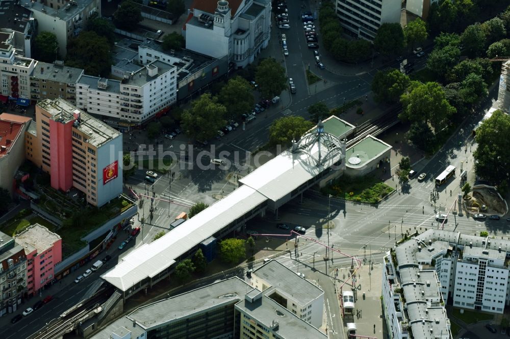 Luftbild Berlin - Bahnhofsgebäude und Gleisanlagen des Metro- U-Bahnhofes Nollendorfplatz in Berlin, Deutschland