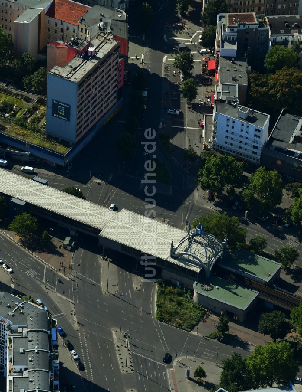 Berlin aus der Vogelperspektive: Bahnhofsgebäude und Gleisanlagen des Metro- U-Bahnhofes Nollendorfplatz im Ortsteil Schöneberg in Berlin, Deutschland