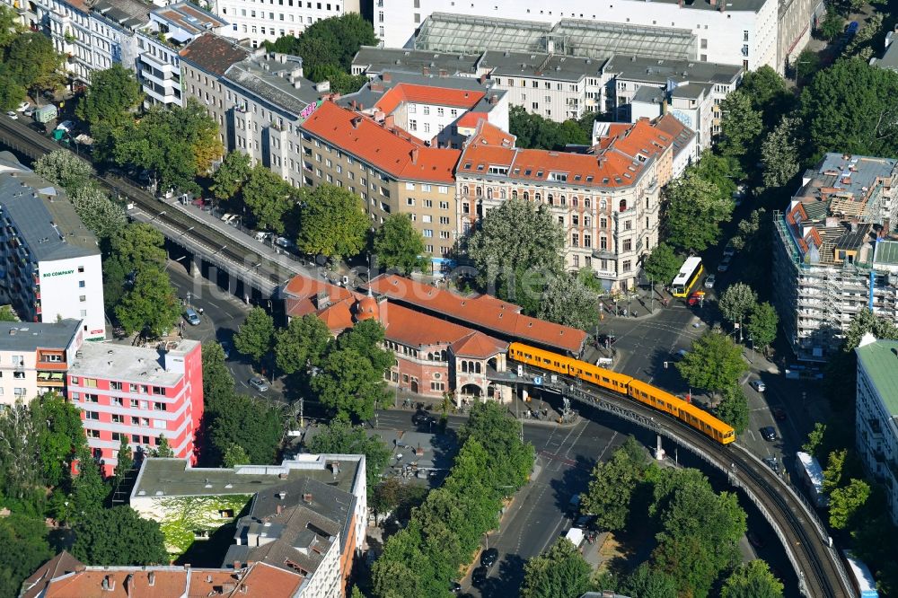 Luftaufnahme Berlin - Bahnhofsgebäude und Gleisanlagen des Metro- U-Bahnhofes Schlesisches Tor im Ortsteil Kreuzberg in Berlin, Deutschland