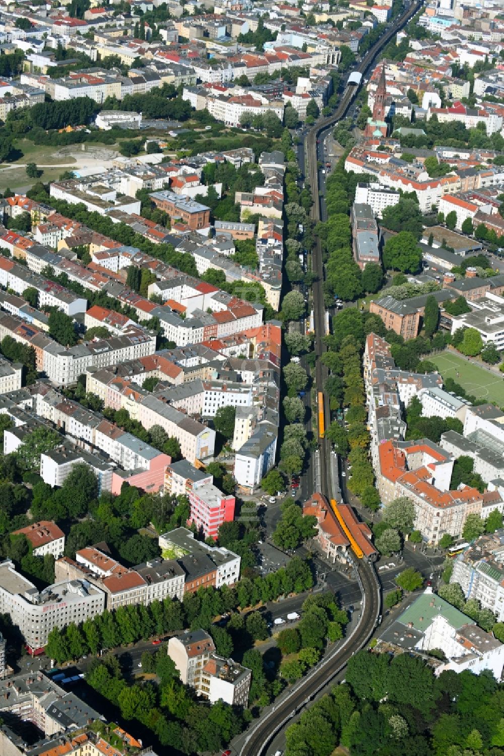 Berlin aus der Vogelperspektive: Bahnhofsgebäude und Gleisanlagen des Metro- U-Bahnhofes Schlesisches Tor im Ortsteil Kreuzberg in Berlin, Deutschland