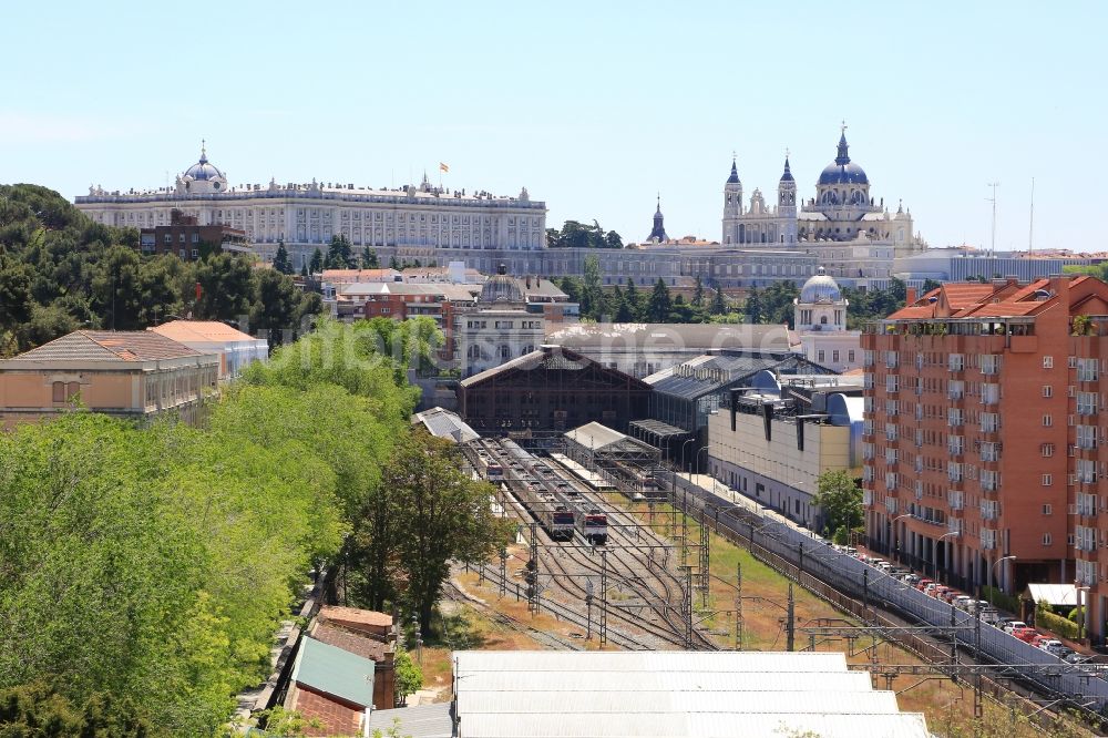 Madrid aus der Vogelperspektive: Bahnhofsgebäude und Gleisanlagen des Regional- Metro- U-Bahnhofes Principe Pio in Madrid in Comunidad de Madrid, Spanien