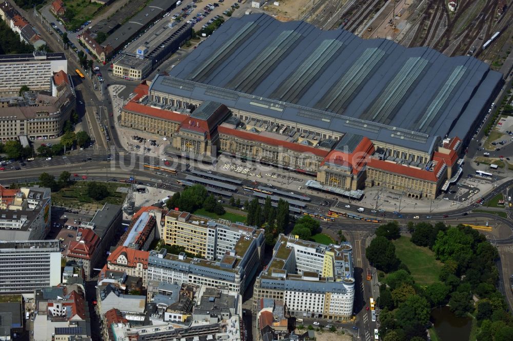 Leipzig aus der Vogelperspektive: Bahnhofsgebäude des Hauptbahnhofs von Leipzig im Bundesland Sachsen.