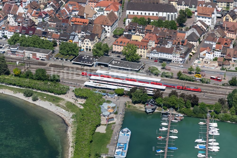 Radolfzell am Bodensee von oben - Bahnhofsgebäude in Radolfzell am Bodensee im Bundesland Baden-Württemberg, Deutschland