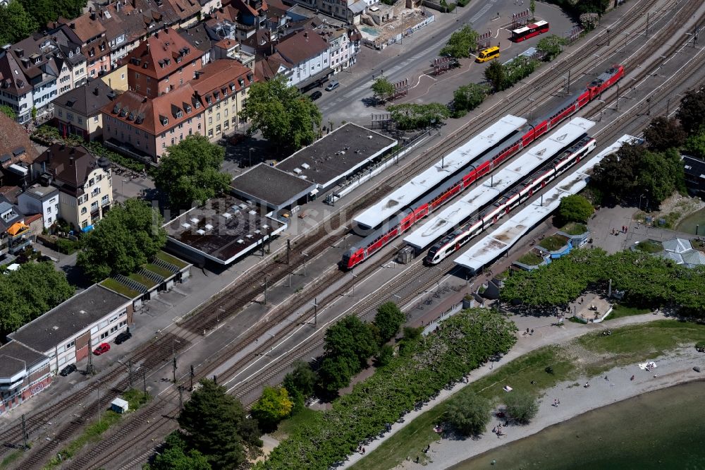 Radolfzell am Bodensee von oben - Bahnhofsgebäude in Radolfzell am Bodensee im Bundesland Baden-Württemberg, Deutschland