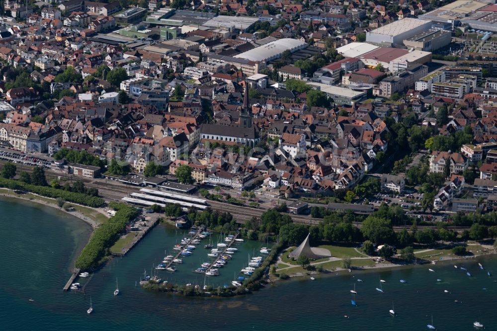 Radolfzell am Bodensee von oben - Bahnhofsgebäude in Radolfzell am Bodensee im Bundesland Baden-Württemberg, Deutschland