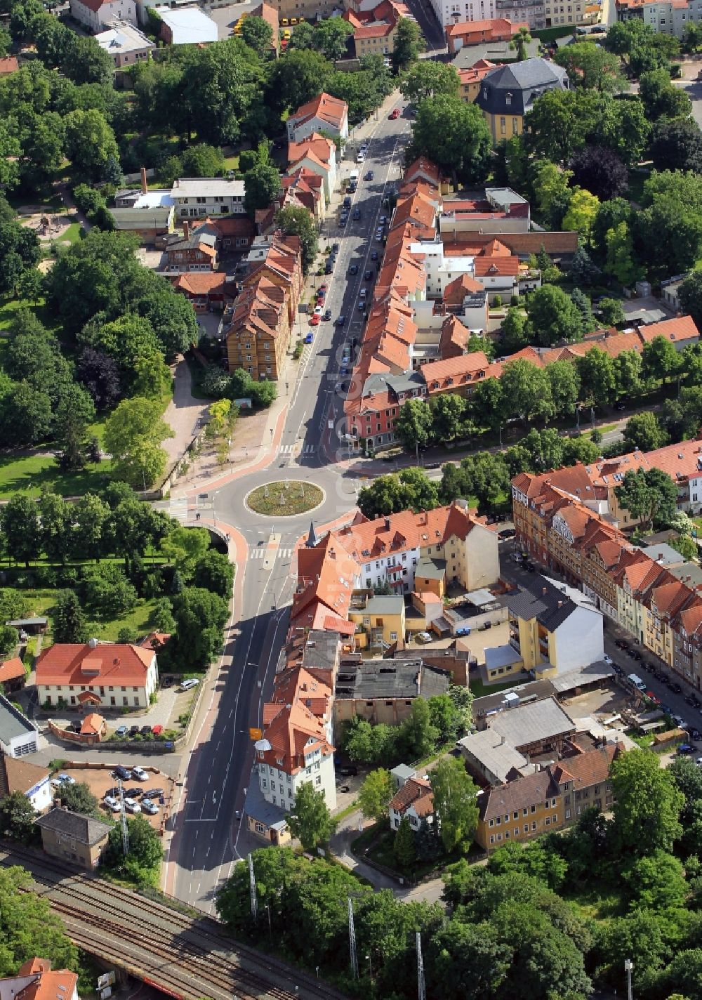 Arnstadt aus der Vogelperspektive: Bahnhofstraße mit Kreisverkehr in Arnstadt im Bundesland Thüringen