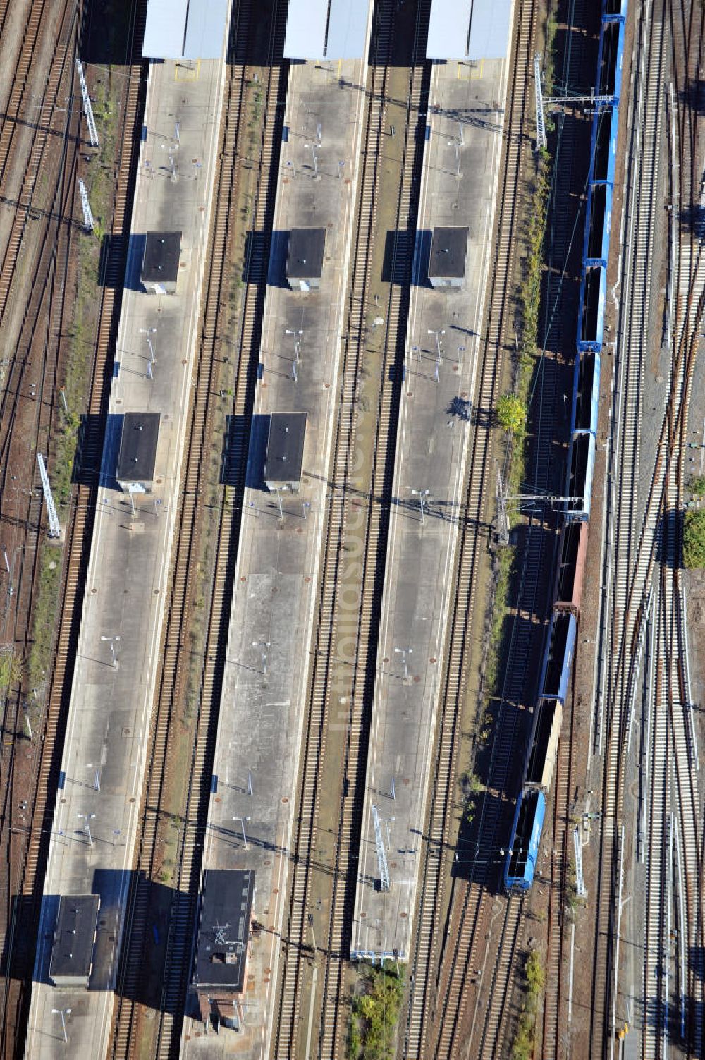 Luftaufnahme Berlin - Bahnsteige Bahnhof Berlin-Lichtenberg