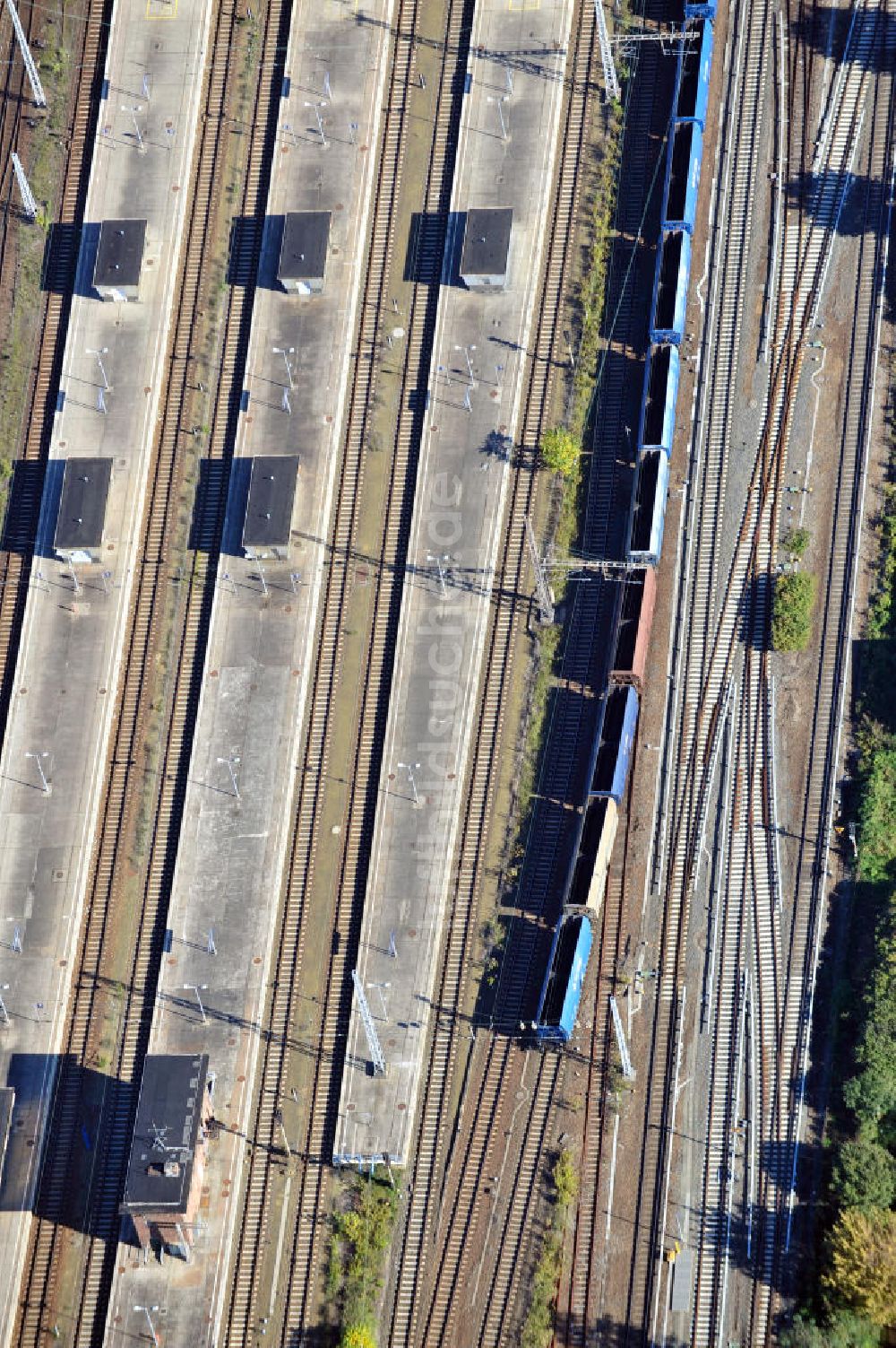 Berlin von oben - Bahnsteige Bahnhof Berlin-Lichtenberg