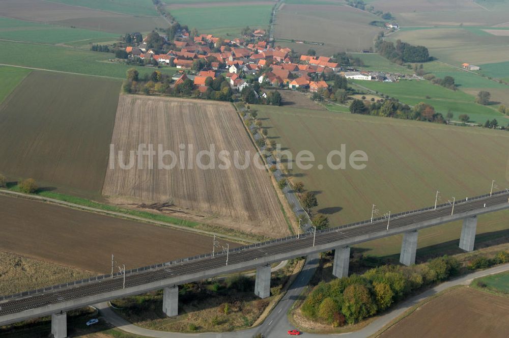 Ohlenrode aus der Vogelperspektive: Bahntrasse über die L486 bei Ohlenrode