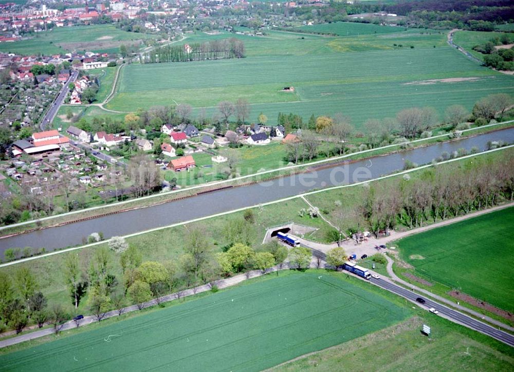 Luftaufnahme südlich von Jersleben - Bahnunterführung am Mittellandkanal.