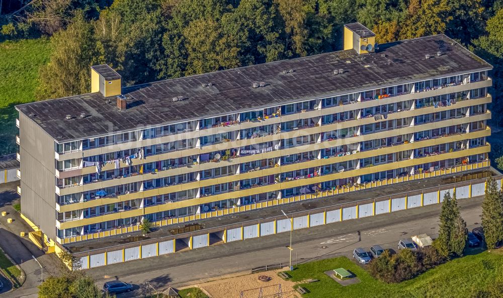 Luftaufnahme Dahlbruch - Balkon- und Fenster- Fassade an der Plattenbau- Hochhaus- Wohnsiedlung in Dahlbruch im Bundesland Nordrhein-Westfalen, Deutschland