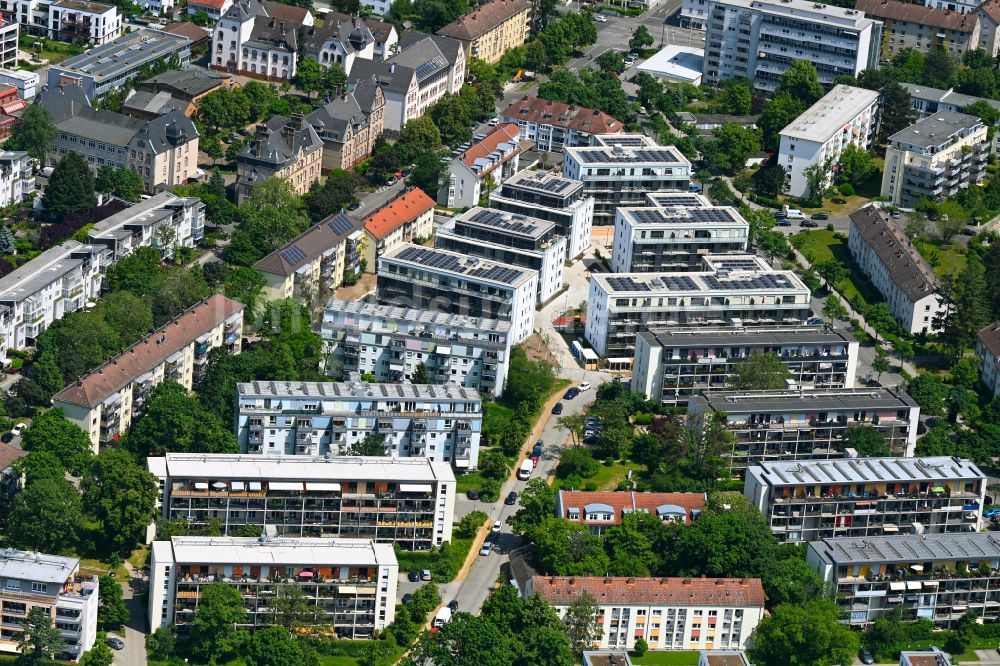 Luftbild Darmstadt - Balkon- und Fenster- Fassade an der Plattenbau- Hochhaus- Wohnsiedlung in Darmstadt im Bundesland Hessen, Deutschland