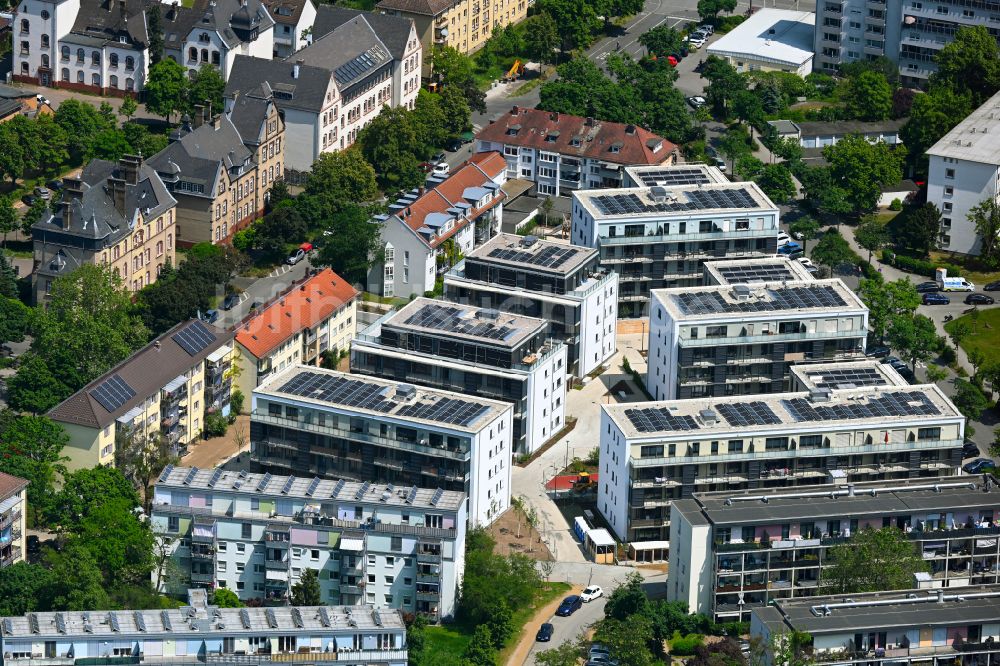 Luftaufnahme Darmstadt - Balkon- und Fenster- Fassade an der Plattenbau- Hochhaus- Wohnsiedlung in Darmstadt im Bundesland Hessen, Deutschland