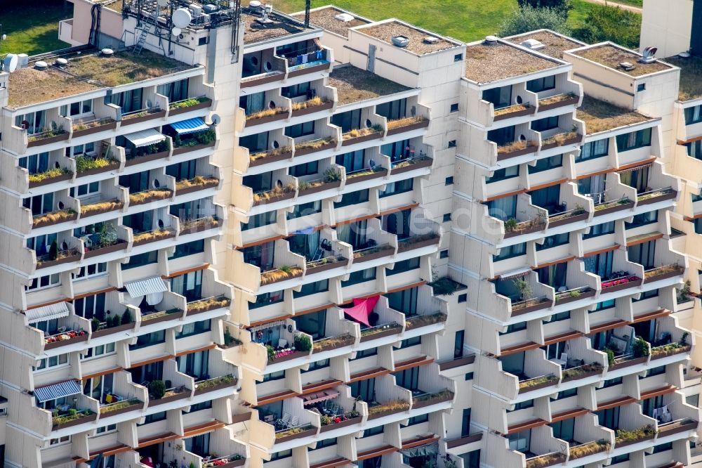 Dortmund aus der Vogelperspektive: Balkon- und Fenster- Fassade an der Plattenbau- Hochhaus- Wohnsiedlung in Dortmund im Bundesland Nordrhein-Westfalen