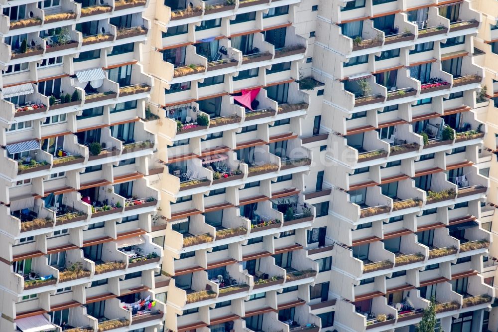 Luftbild Dortmund - Balkon- und Fenster- Fassade an der Plattenbau- Hochhaus- Wohnsiedlung in Dortmund im Bundesland Nordrhein-Westfalen