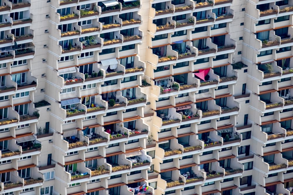 Dortmund von oben - Balkon- und Fenster- Fassade an der Plattenbau- Hochhaus- Wohnsiedlung in Dortmund im Bundesland Nordrhein-Westfalen