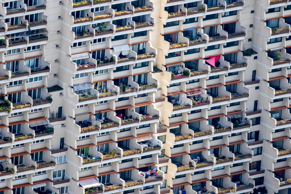 Dortmund aus der Vogelperspektive: Balkon- und Fenster- Fassade an der Plattenbau- Hochhaus- Wohnsiedlung in Dortmund im Bundesland Nordrhein-Westfalen