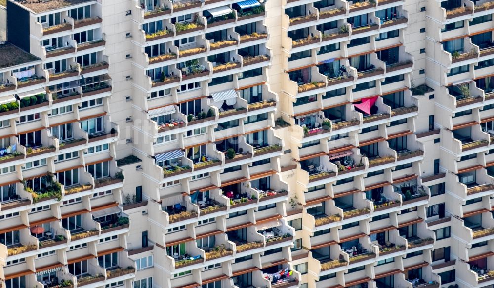 Luftaufnahme Dortmund - Balkon- und Fenster- Fassade an der Plattenbau- Hochhaus- Wohnsiedlung in Dortmund im Bundesland Nordrhein-Westfalen