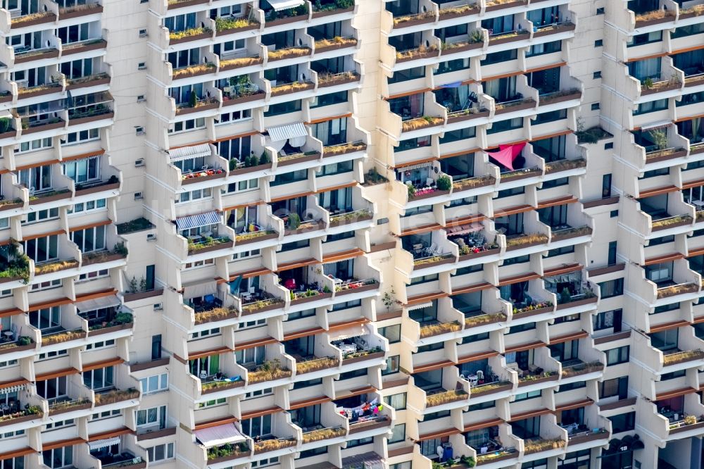 Dortmund aus der Vogelperspektive: Balkon- und Fenster- Fassade an der Plattenbau- Hochhaus- Wohnsiedlung in Dortmund im Bundesland Nordrhein-Westfalen