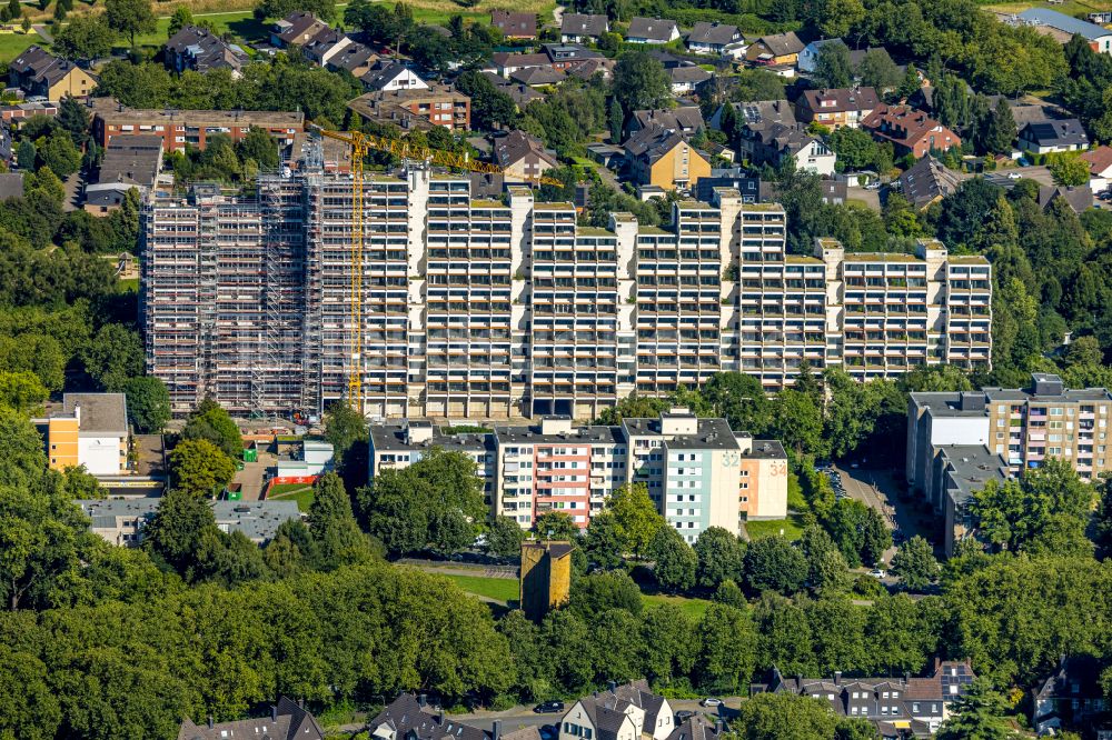 Dortmund von oben - Balkon- und Fenster- Fassade an der Plattenbau- Hochhaus- Wohnsiedlung Hannibal Dorstfeld in Dortmund im Bundesland Nordrhein-Westfalen, Deutschland